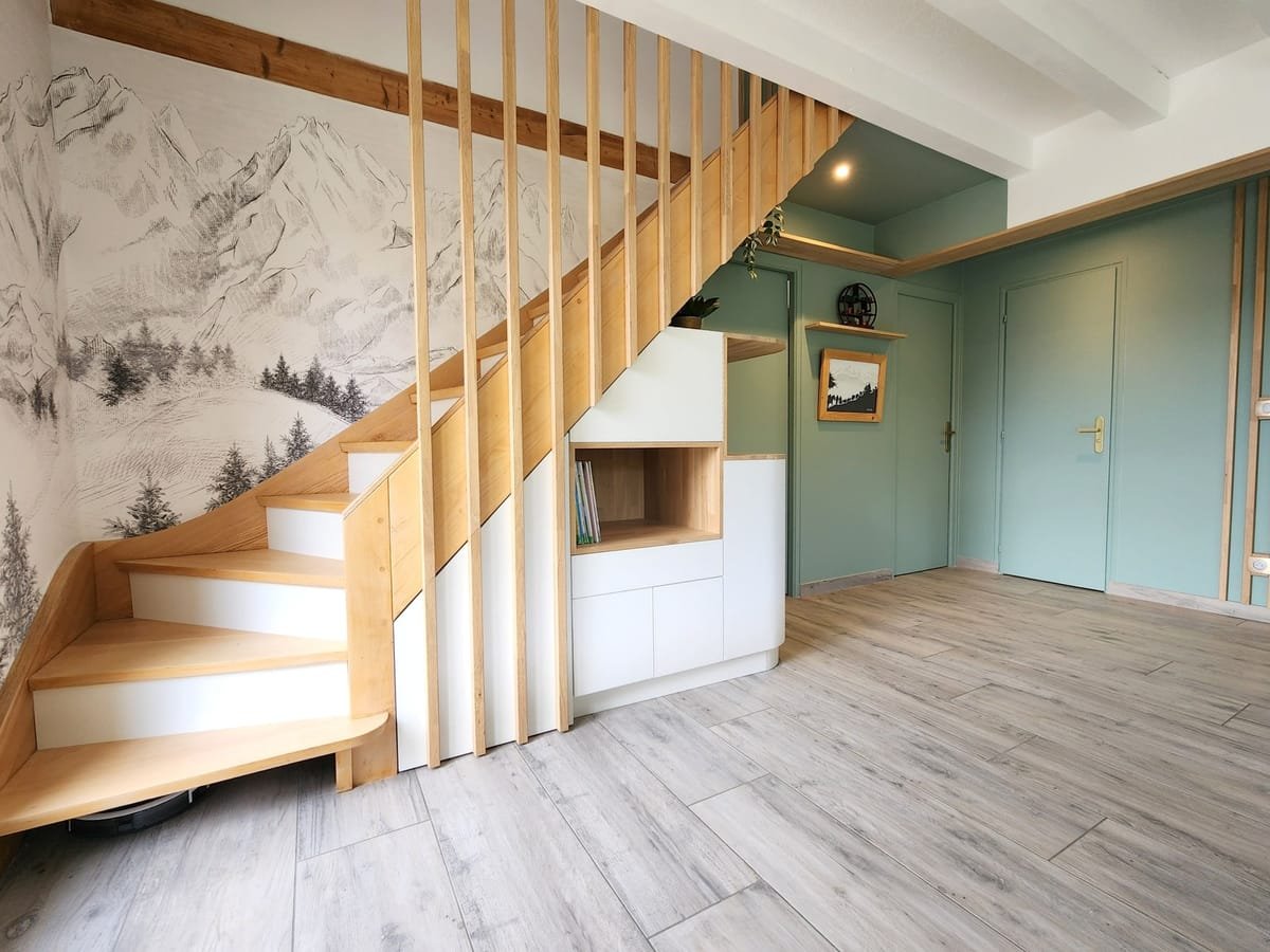 Séjour aménagé sur mesure avec escalier, claustra bois et rangements intégrés