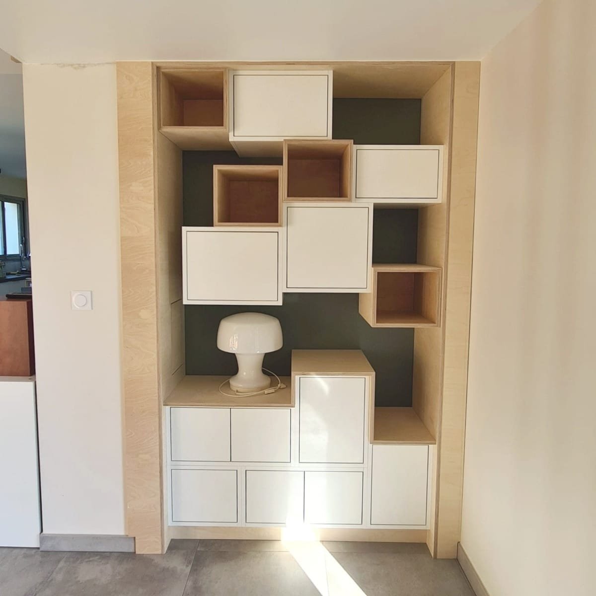 Meuble bibliothèque sur mesure à niches asymétriques fabriqué en atelier