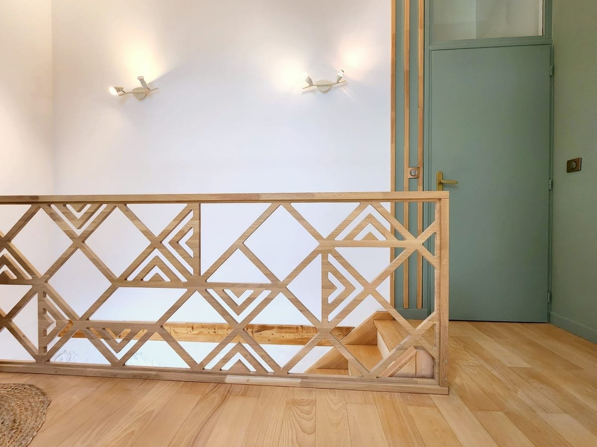 Garde-corps de mezzanine en bois à motif géométrique fabriqué sur mesure