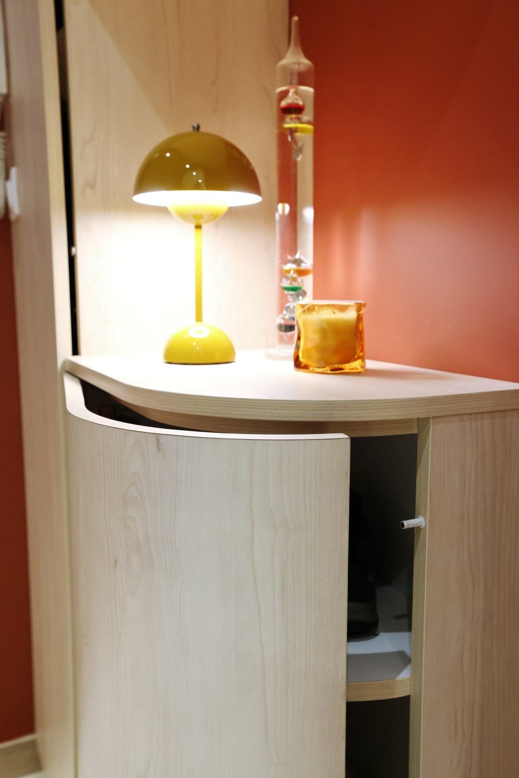 Détail des finitions arrondies et du plateau d’un meuble sur mesure
