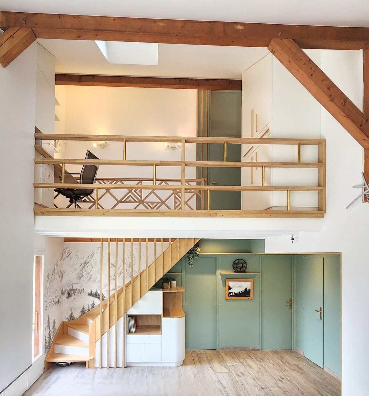 Mezzanine en bois avec bureau et garde-corps, sous charpente apparente
