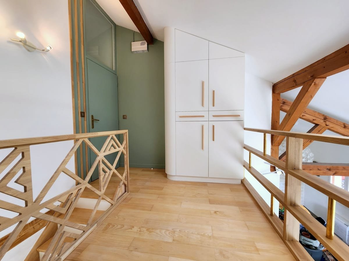 Placard sur mesure toute hauteur aménagé sur un palier de mezzanine