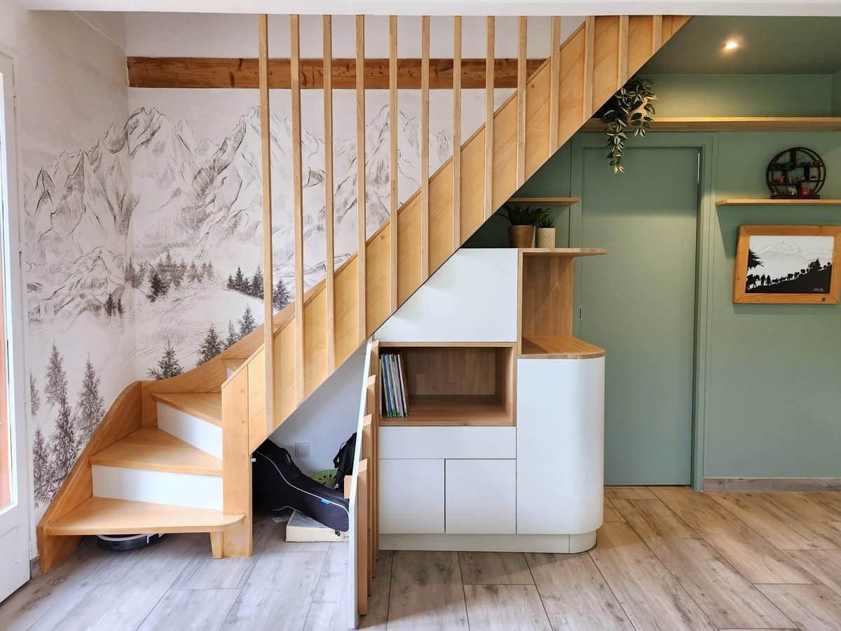 Rangements sur mesure intégrés sous un escalier pour gagner de la place